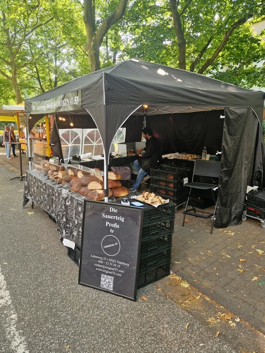 Marktstand der Sauerteig Profis mit frischem Brot in Hamburg